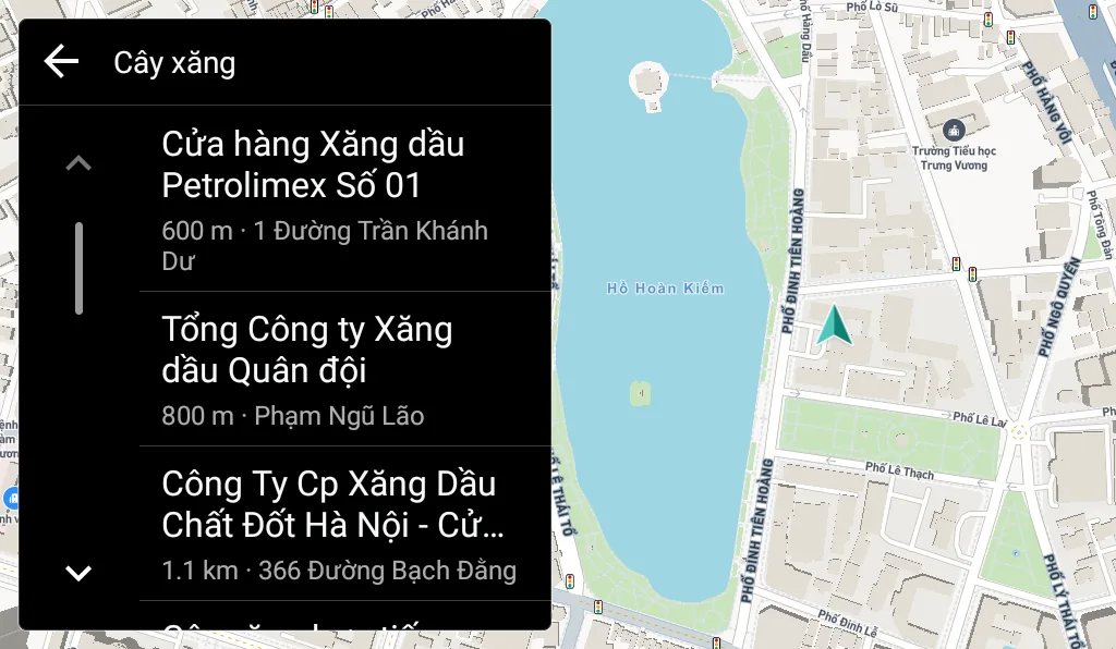 Tìm cây xăng trên màn hình xe